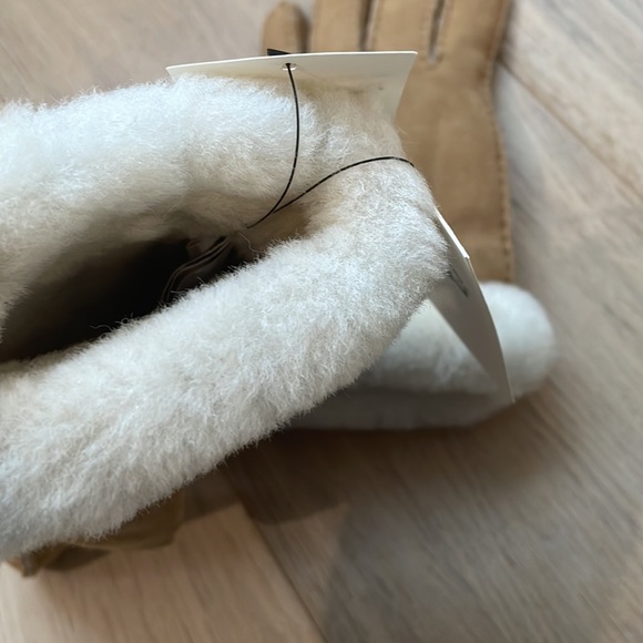 BRAND NEW UGG Sheepskin gloves with fur foil - Picture 3 of 3